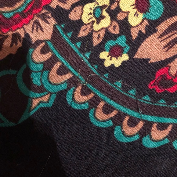 Black scarf with red and yellow flowers - Picture 3 of 3